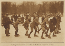 871620 Afbeelding van een groep schaatsende jongeren op de vijver in het Wilhelminapark te Utrecht.